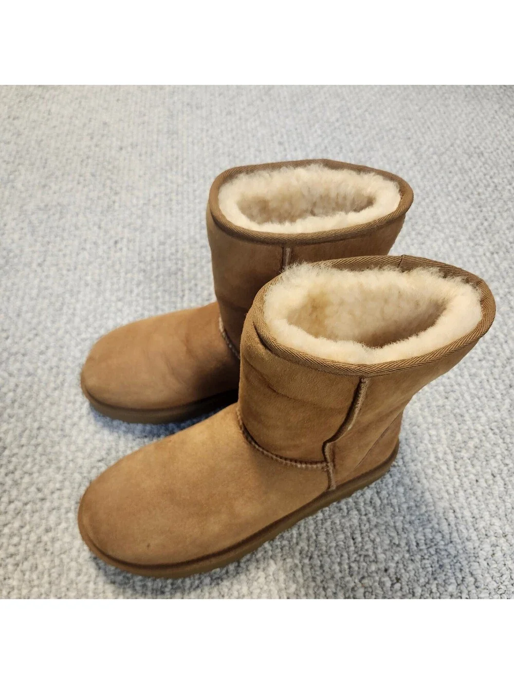 UGG Classic Short Sheepskin Boots in Chestnut Brown Size 9